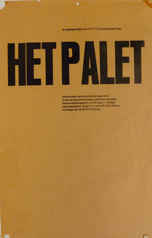 Affiche uit 1971 voor het 12 ½ jarig jubileumtentoonstelling van Het Palet, gehouden in de hal van schouwburg Veenlust. Het Palet was een in 1959 door het hoofd van de BLO school Pieter Korte opgerichte vereniging van amateur beeldende kunstenaars, die probeerde de kloof tussen publiek en kunstenaars te overbruggen. Bij deze vereniging waren niet alleen maar schilders aangesloten, zoals Gré van der Veen. H. Alberts, L. Penning en Gea Brouwer, maar ook dichters, zoals Wil Voordenhout. Jannes de Vries gaf hier medio de jaren 60 tweewekelijks teken- en schilderles.